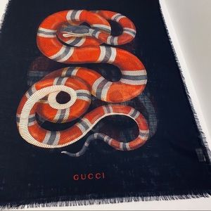 GUCCI BLACK KING SNAKE PRINT SCARF. Light wool